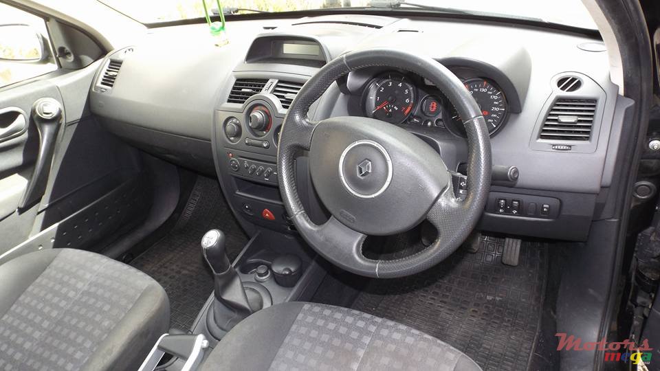 2009' Renault Megane photo #5