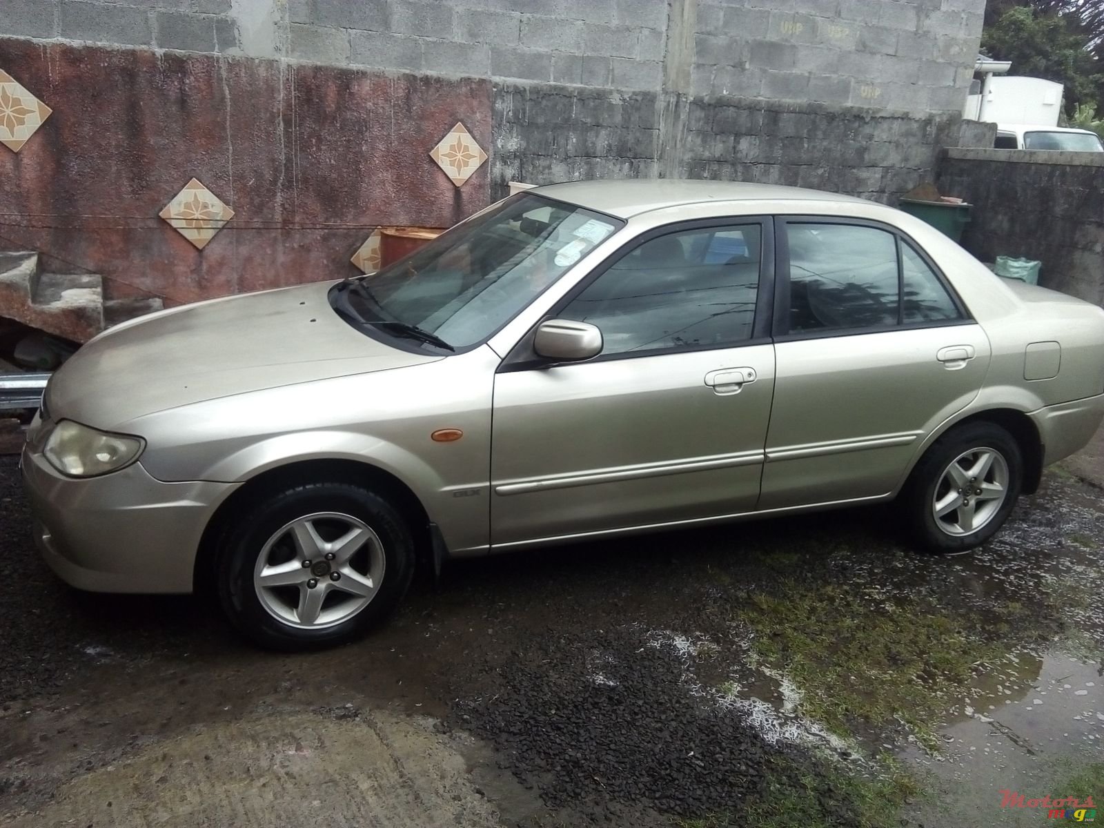 2002' Mazda 323 photo #2