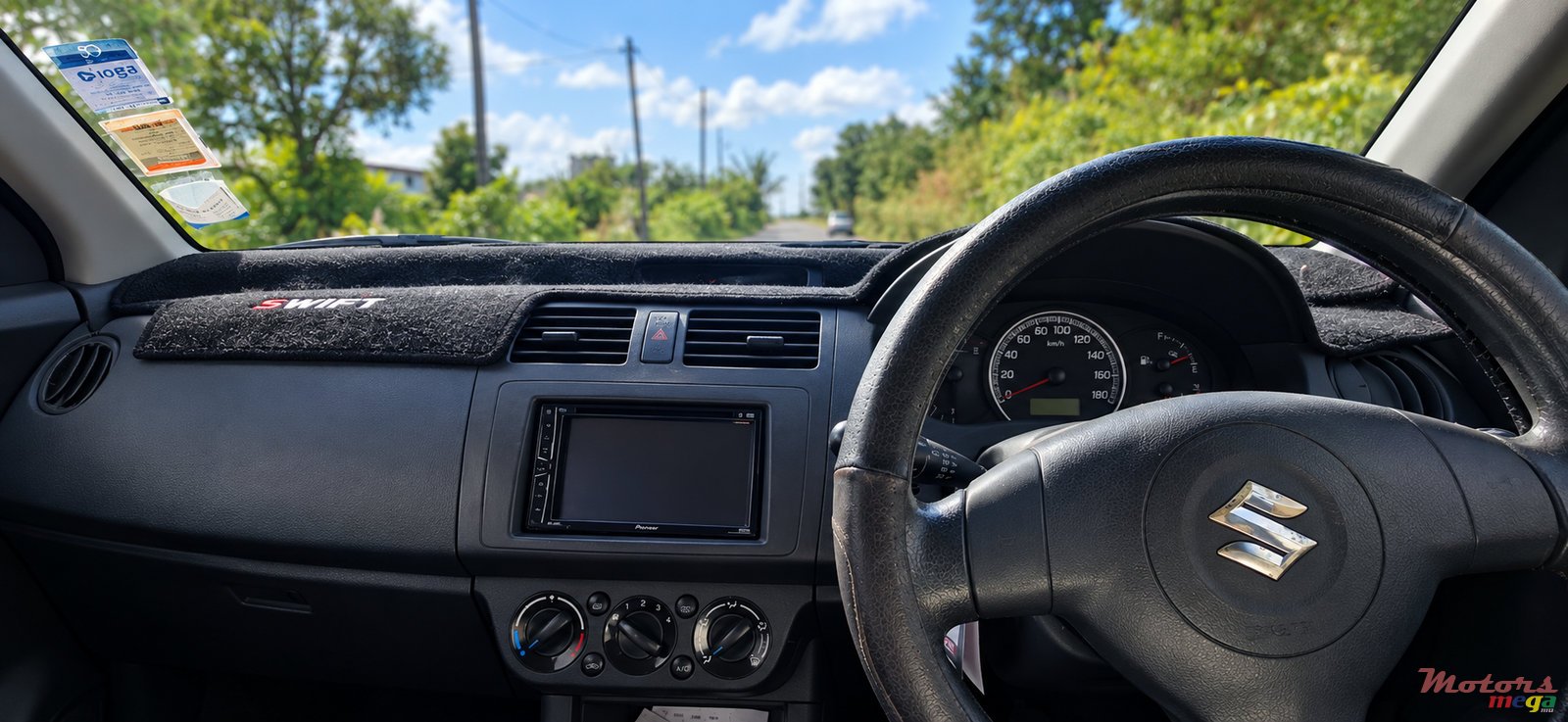 2010' Suzuki Swift photo #3