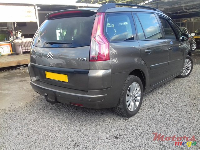 2008' Citroen C4 Picasso photo #3