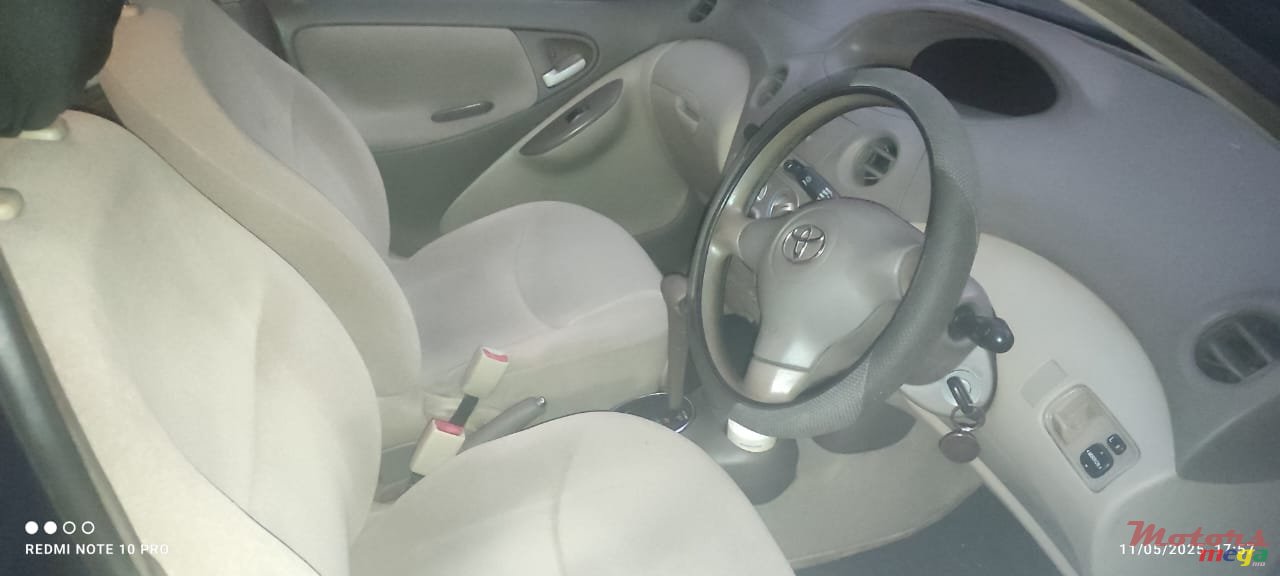 2005' Toyota Platz Nil photo #1