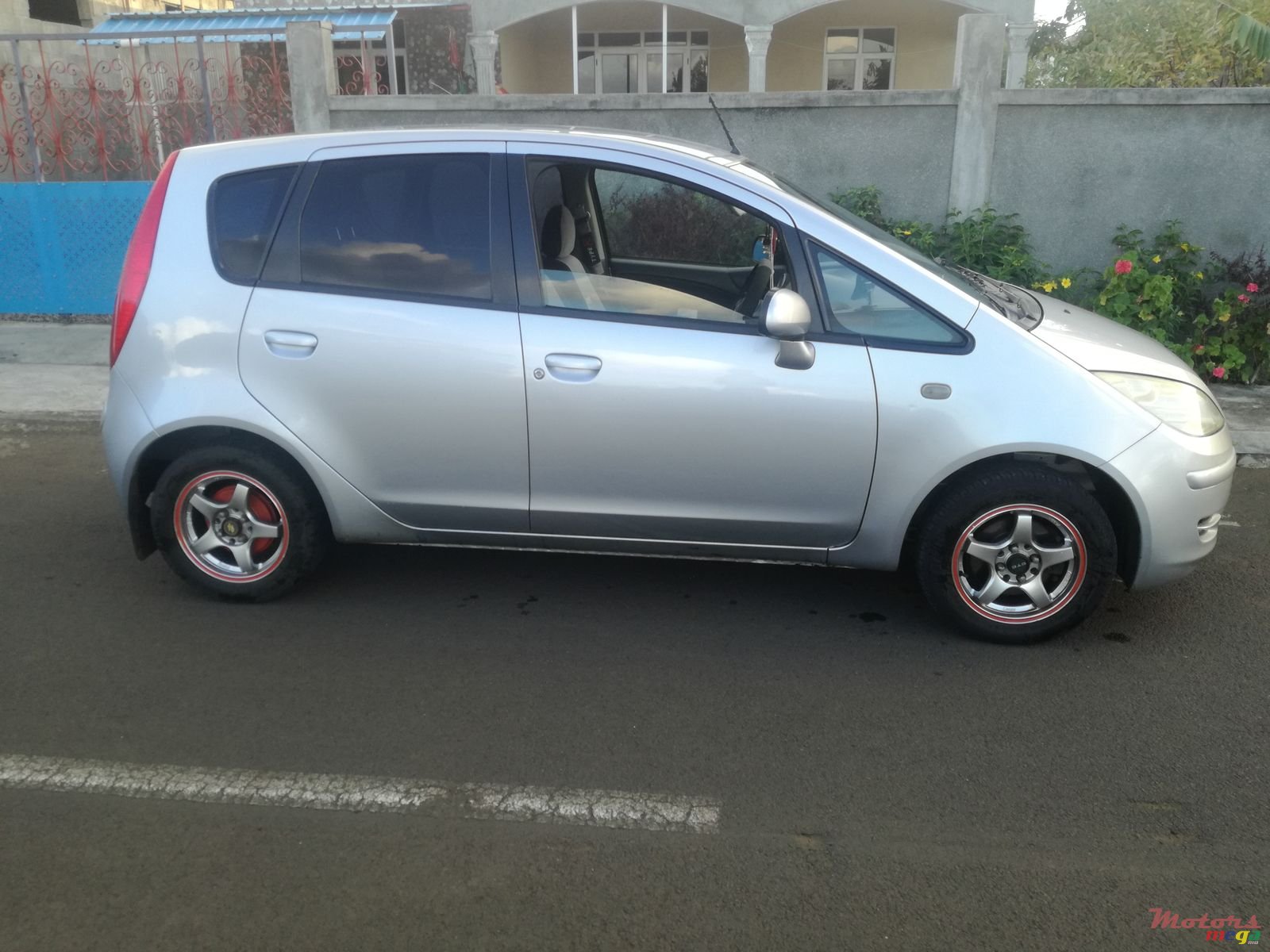 2004' Mitsubishi Colt photo #2