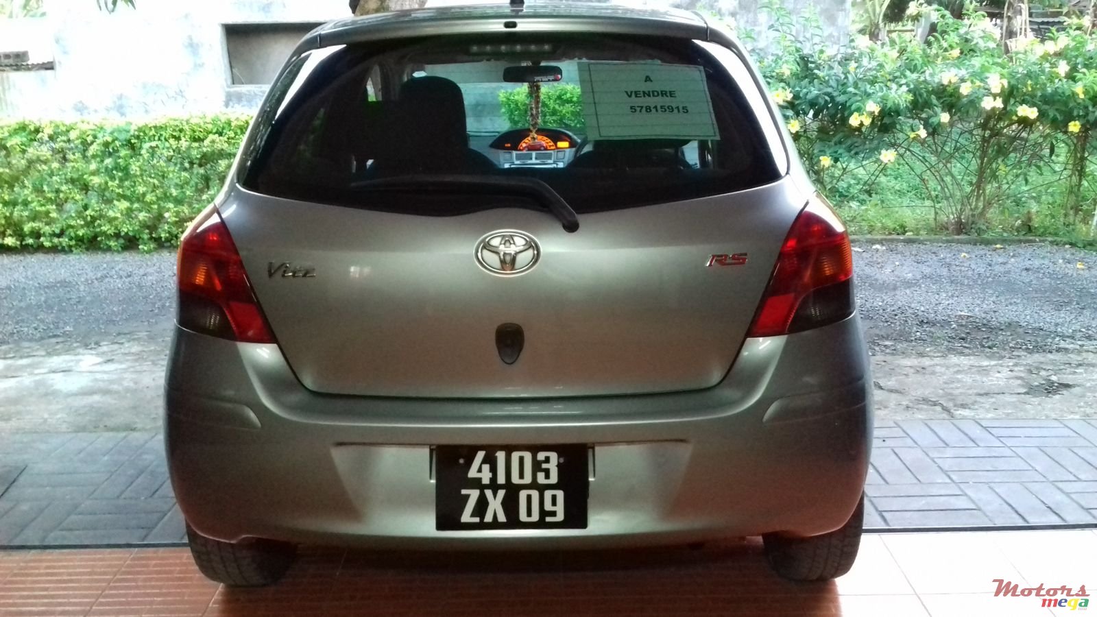 2009' Toyota Vitz photo #1