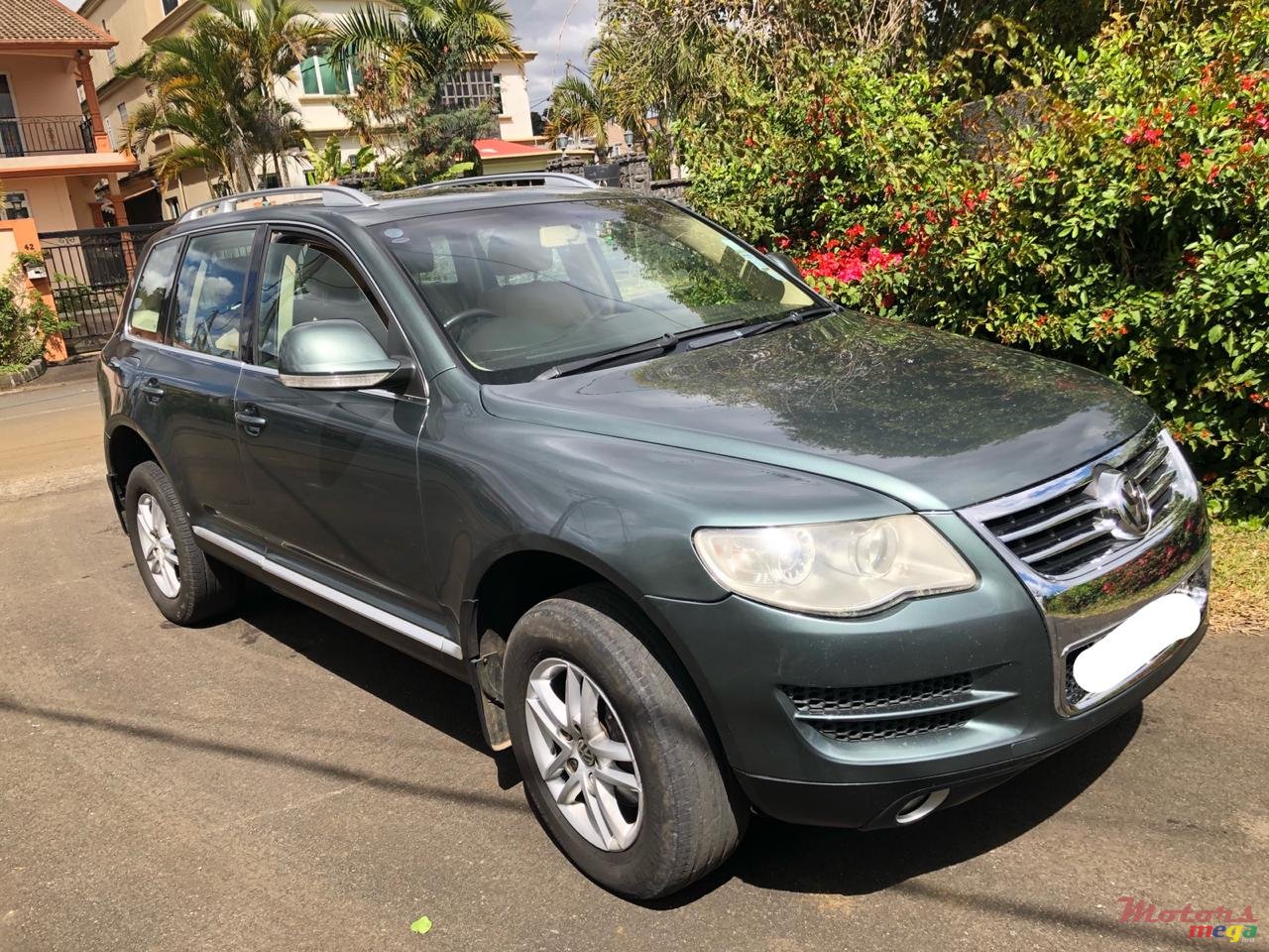 2009' Volkswagen Touareg photo #2