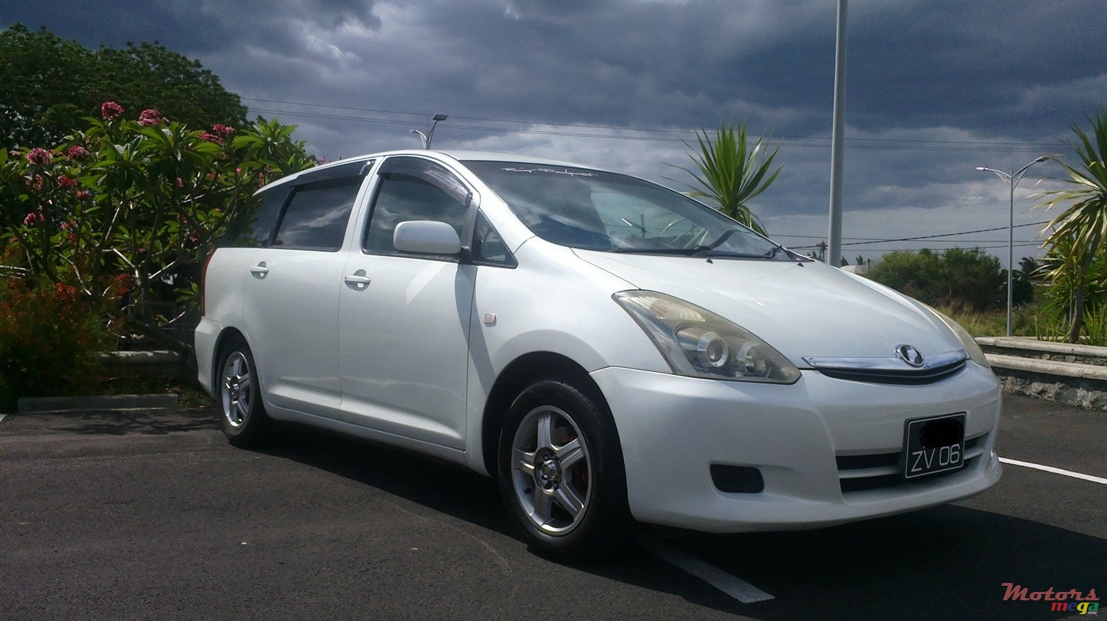 2006' Toyota Wish 7 seats photo #1