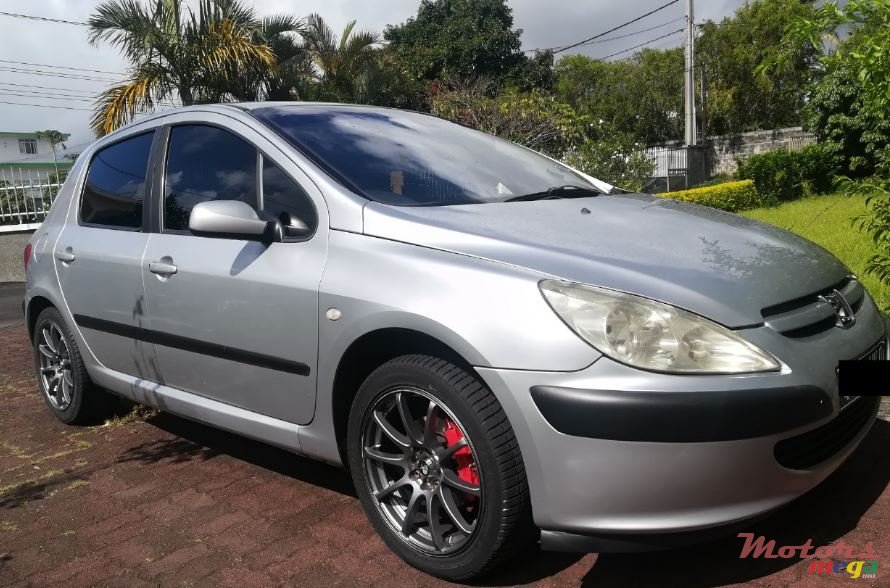 2004' Peugeot 307 Hatchback photo #2