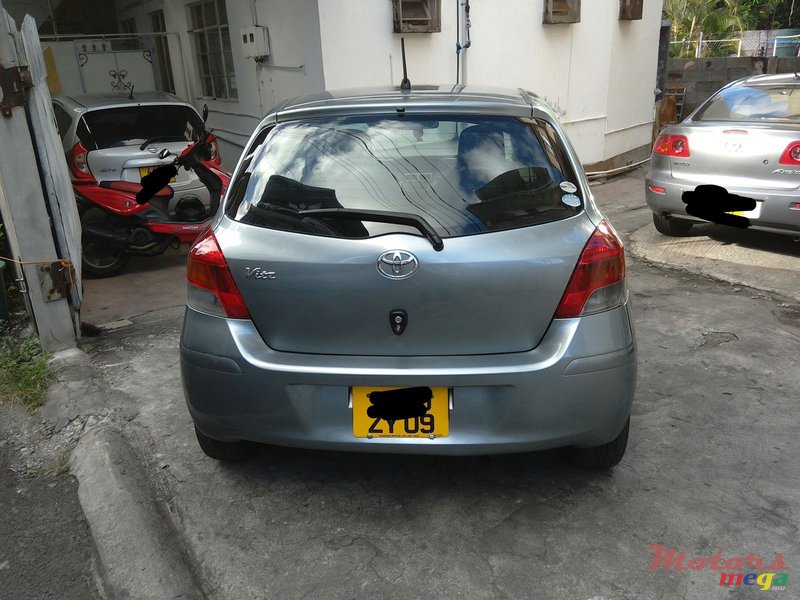 2009' Toyota Vitz photo #5