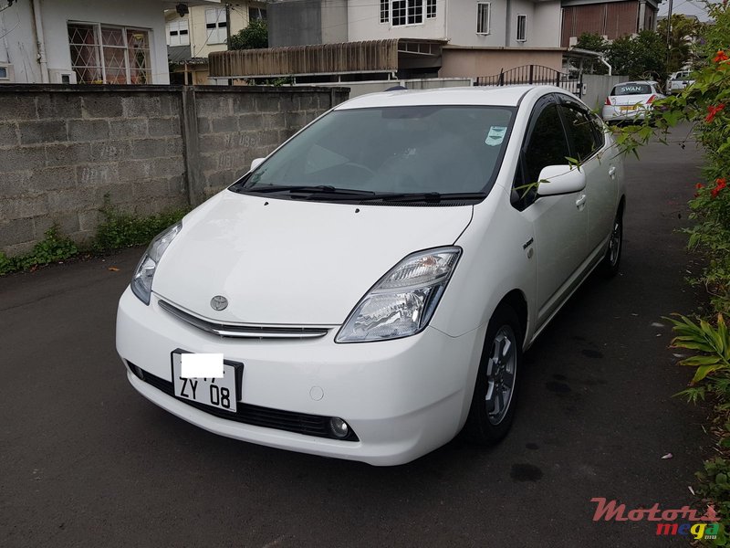 2008' Toyota Prius photo #2