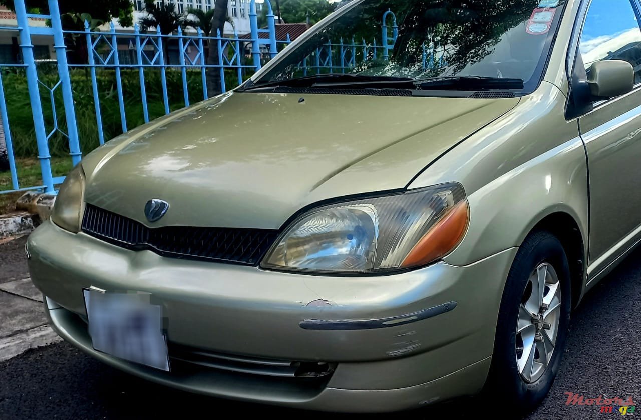 2001' Toyota Platz photo #1