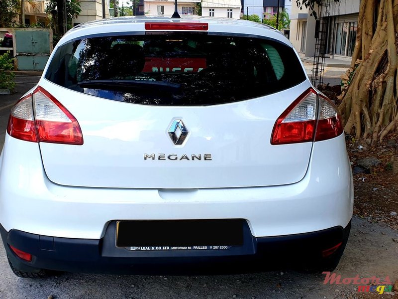 2011' Renault Megane photo #3