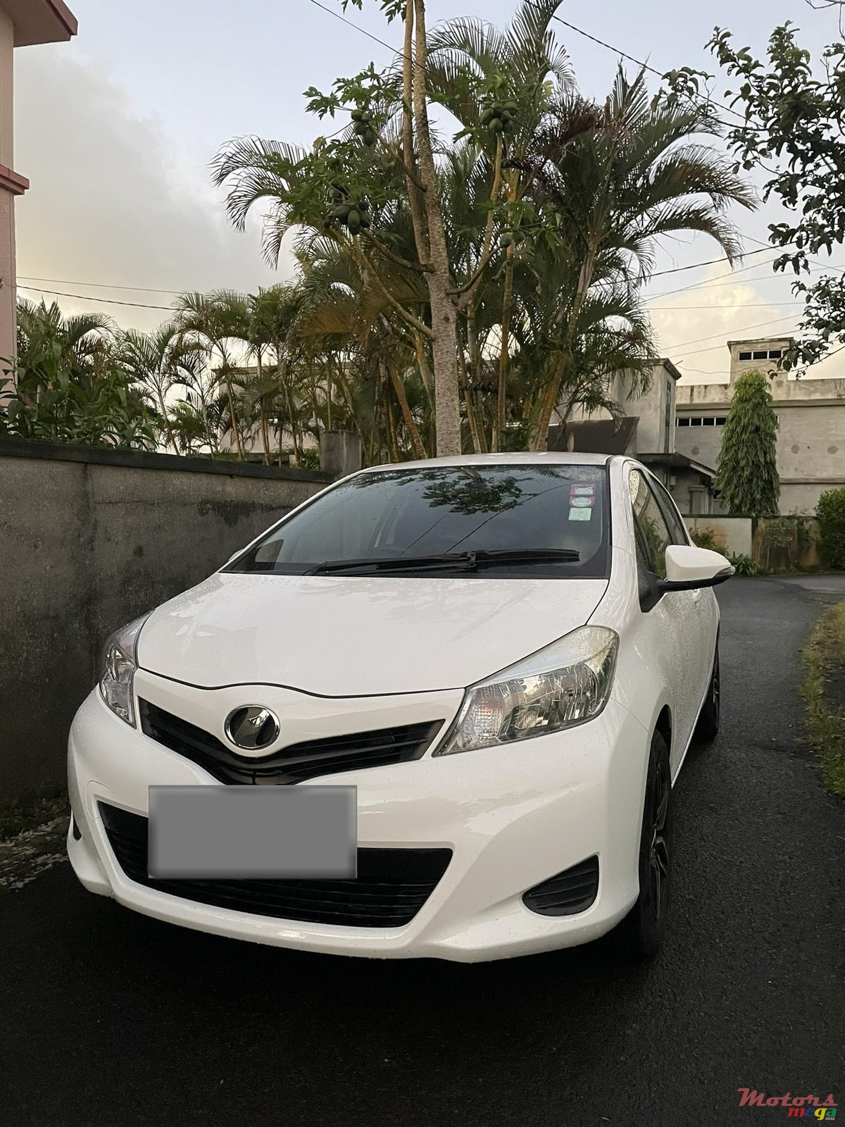 2012' Toyota Vitz photo #3