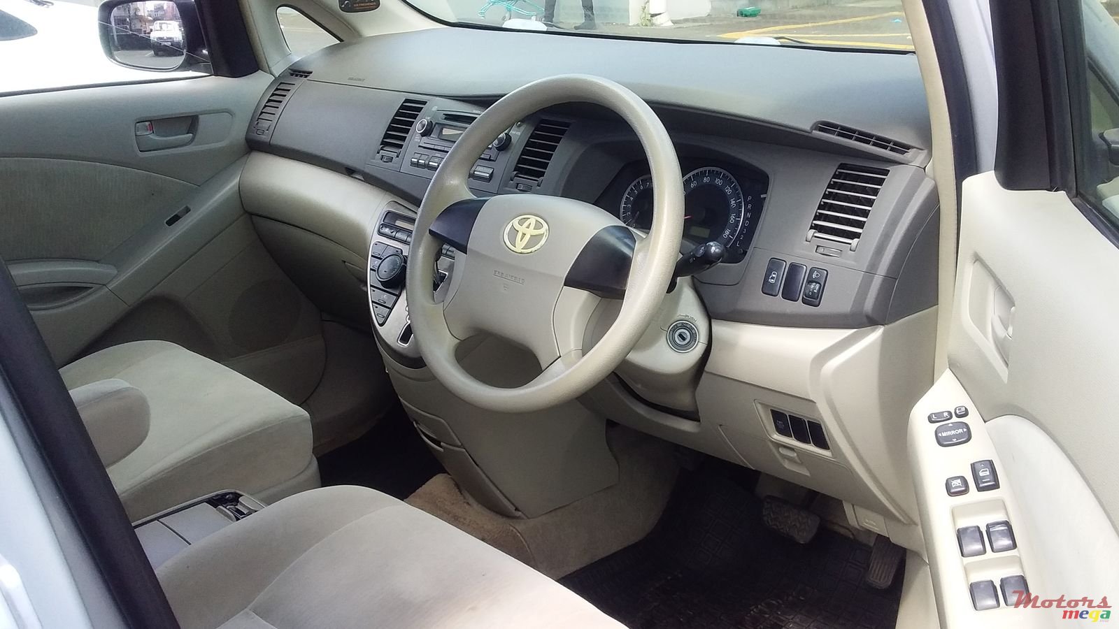 2007' Toyota Isis photo #5