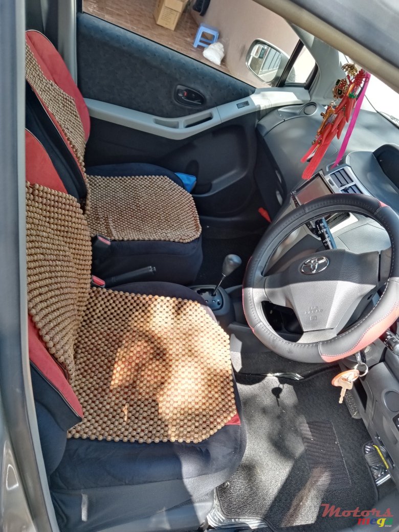 2010' Toyota Vitz photo #6