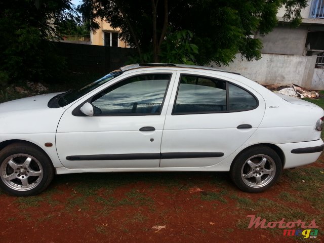 2001' Renault Megane photo #1