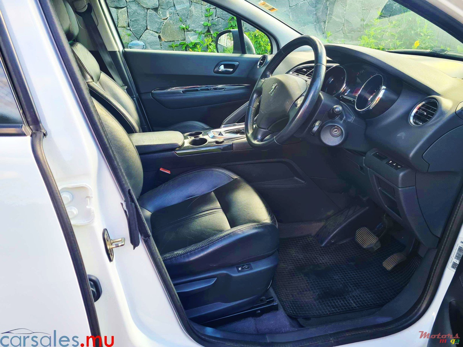 2011' Peugeot 3008 1.6 THP photo #5