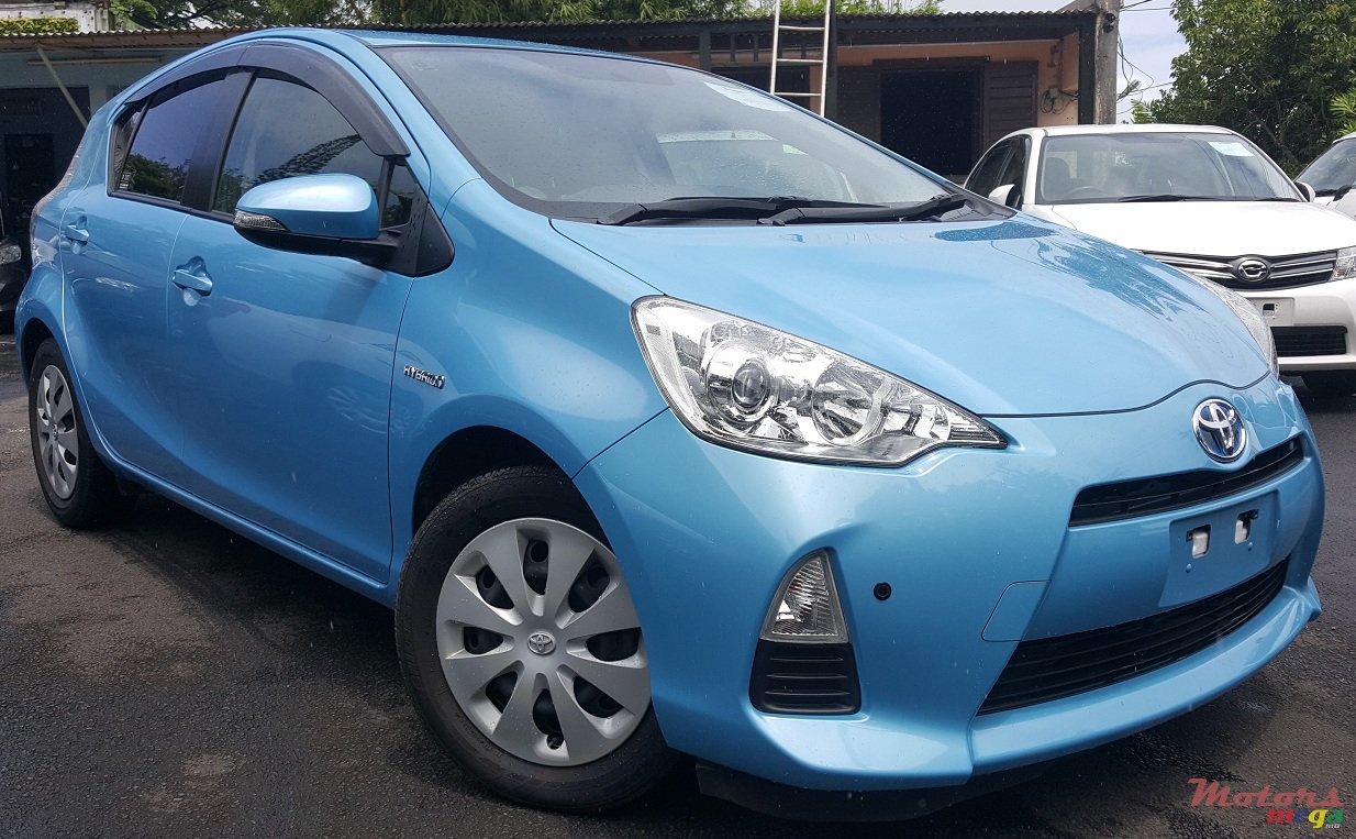 2013' Toyota Prius c photo #1