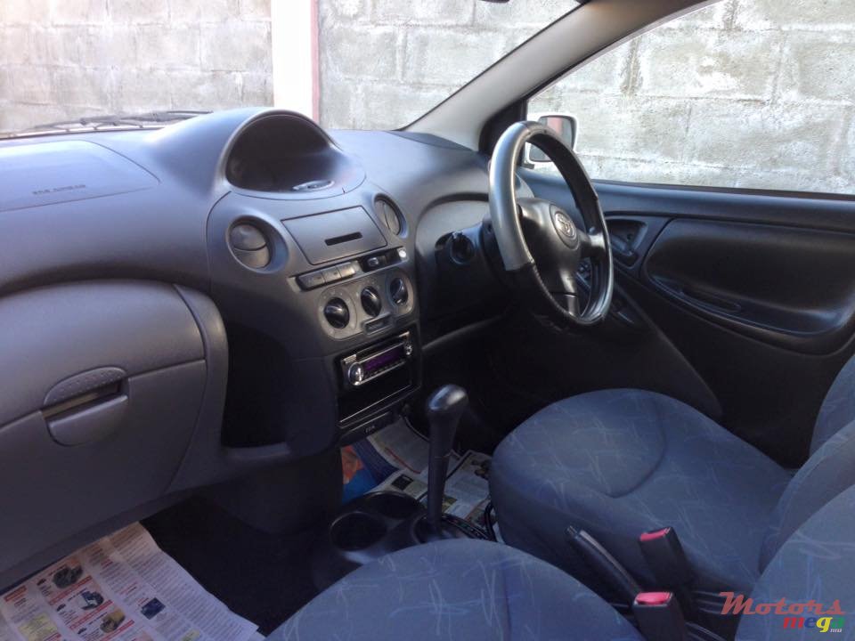 2003' Toyota Vitz photo #2