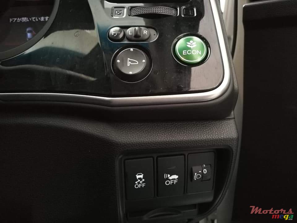 2015' Honda Grace Hybrid photo #2