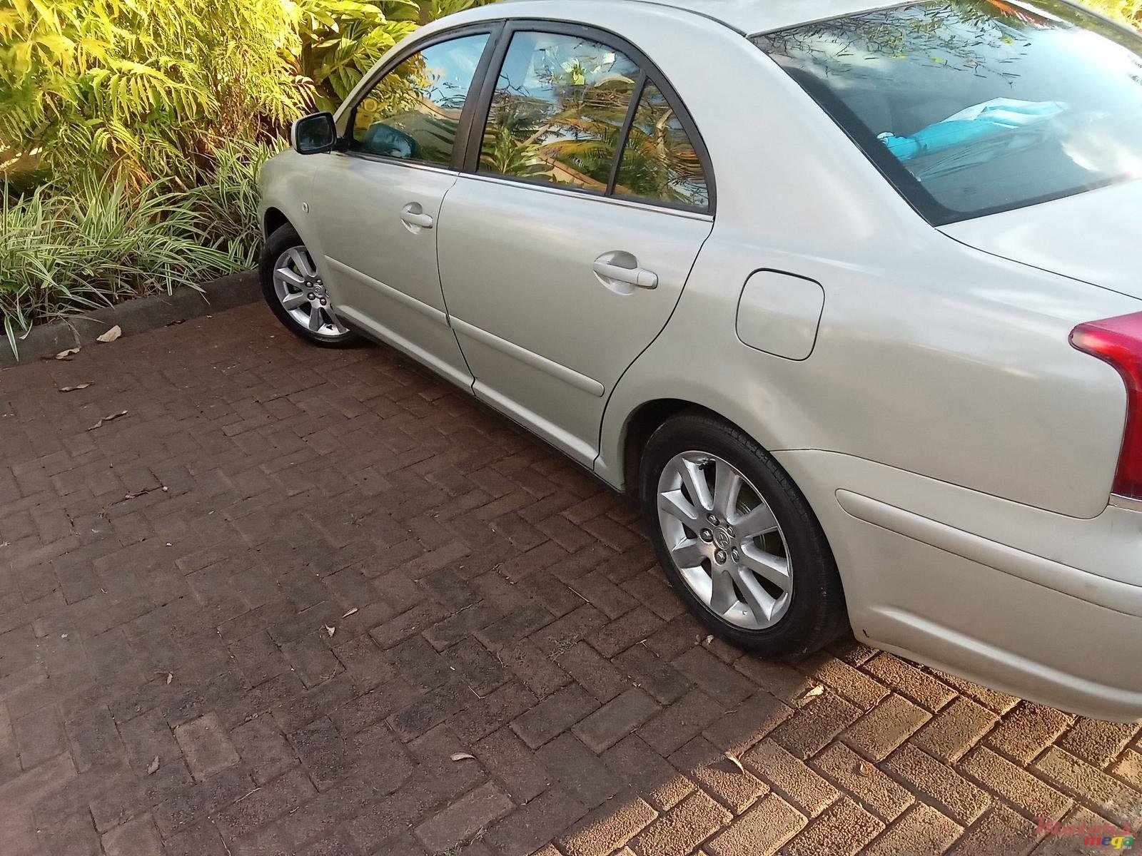 2004' Toyota Avensis Verso photo #3