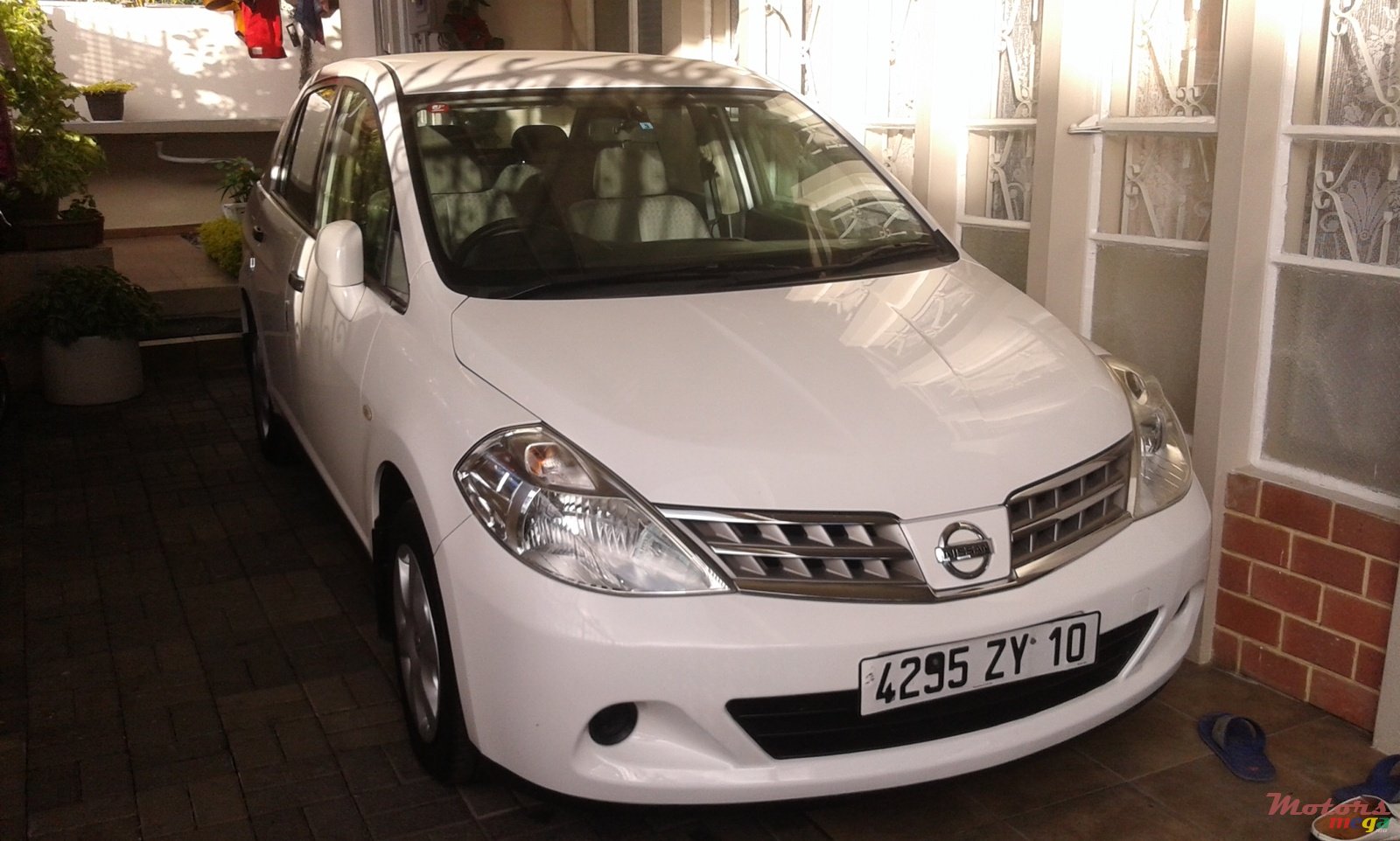 2010' Nissan Tiida photo #1