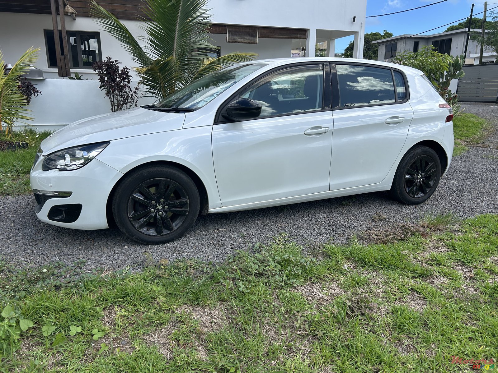 2015' Peugeot 308 photo #1