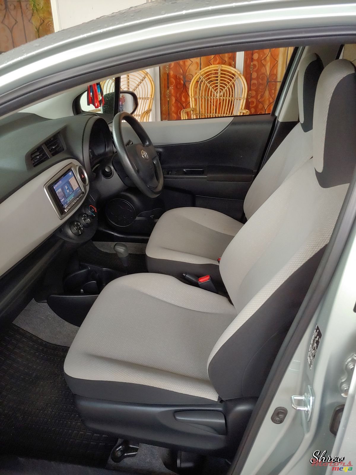 2011' Toyota Vitz photo #3