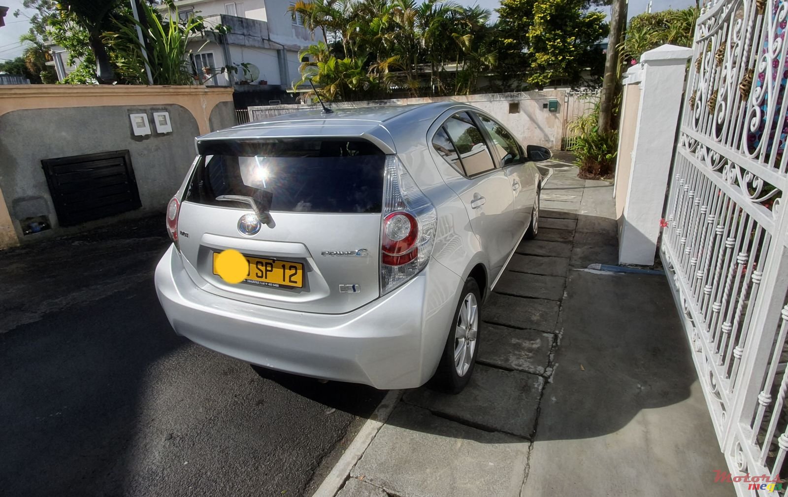 2012' Toyota Prius photo #3