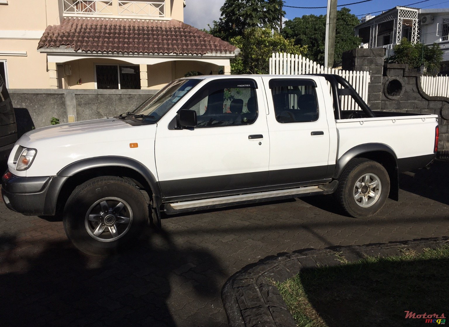 2000' Nissan photo #1