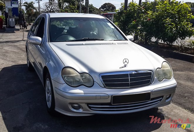 2003' Mercedes-Benz C-Class C220 CDI photo #2