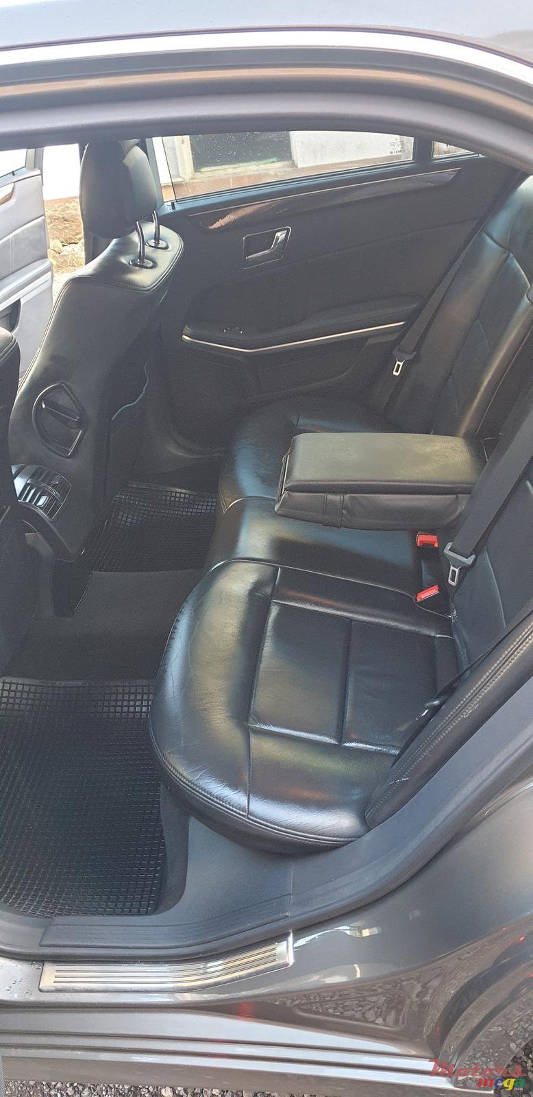 2010' Mercedes-Benz E-Class photo #7