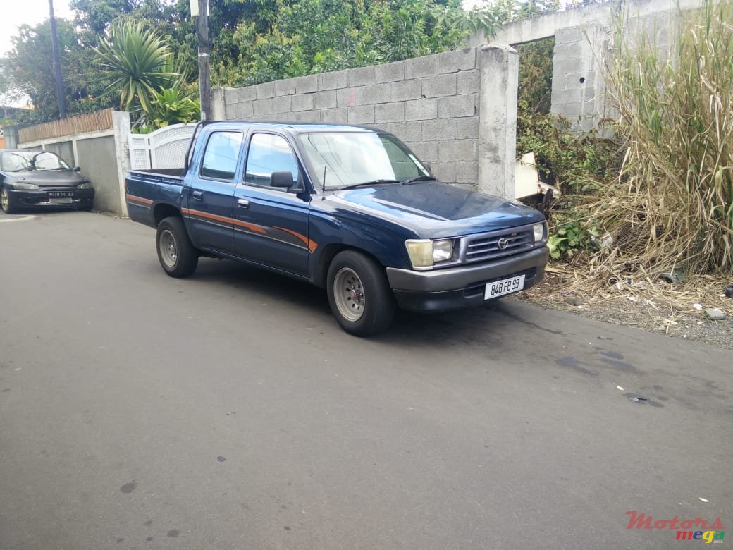 1999' Toyota Hilux photo #1