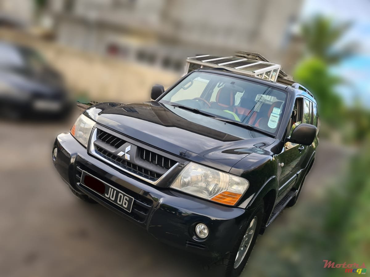2006' Mitsubishi Pajero photo #2