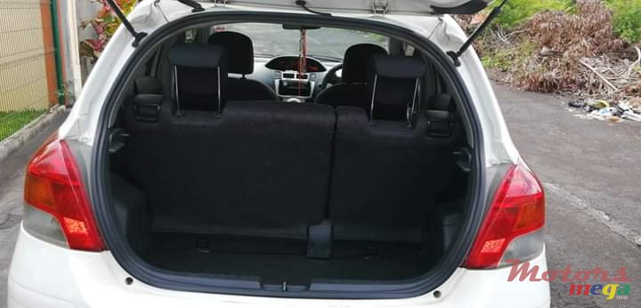 2008' Toyota Vitz photo #4