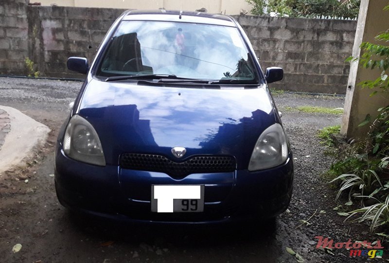 1999' Toyota Vitz photo #1