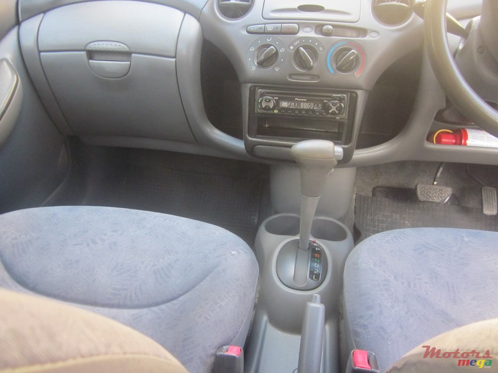 2000' Toyota Vitz photo #4