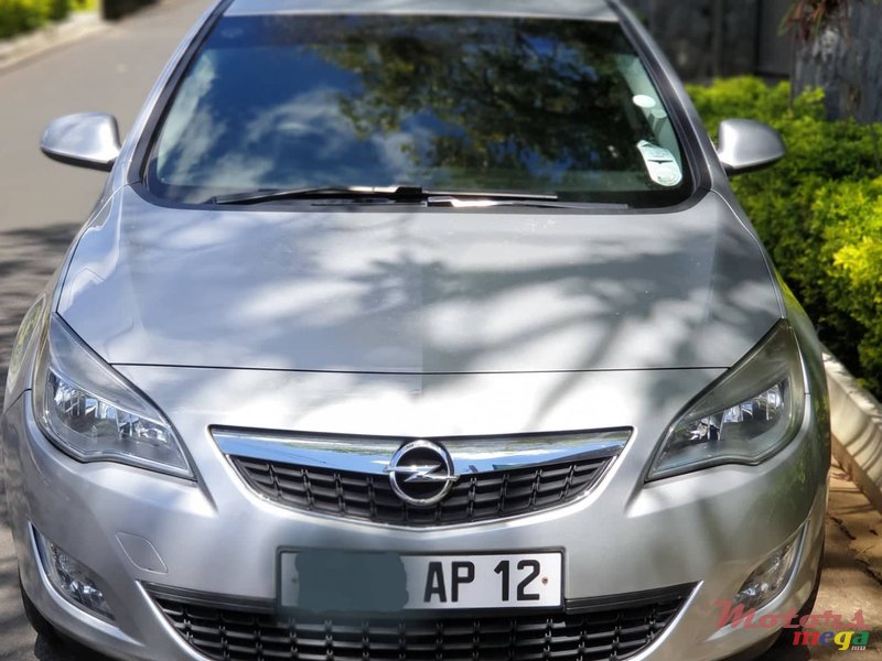 2012' Opel Astra J photo #2