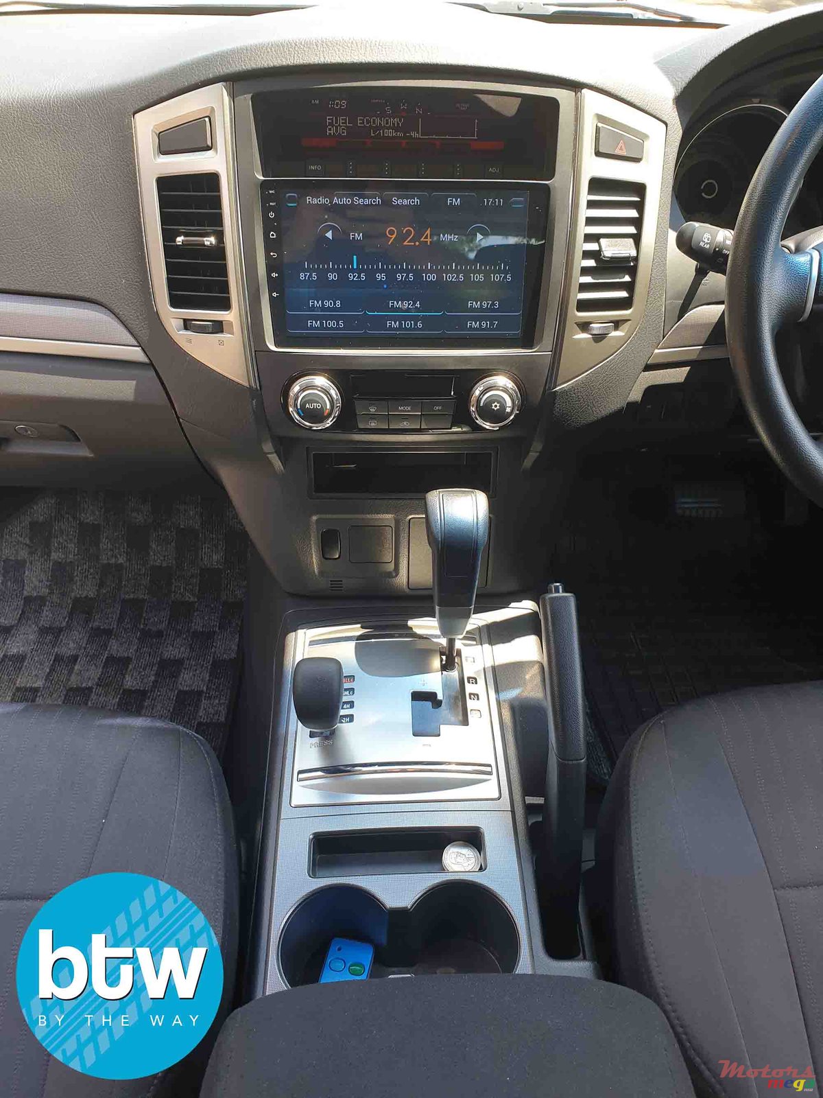 2015' Mitsubishi Pajero Short Base AWD V6 photo #6