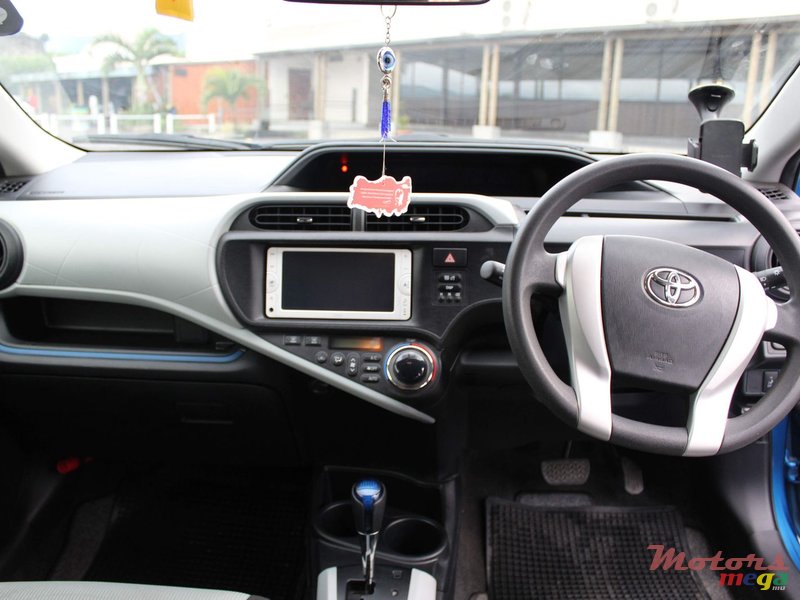 2014' Toyota Prius c photo #3