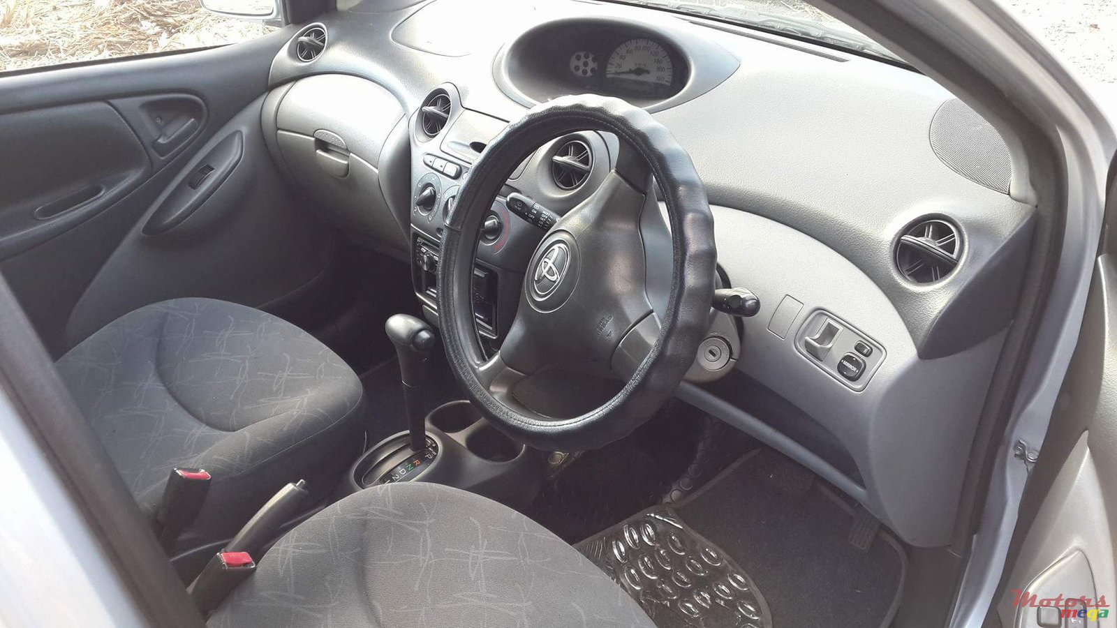 2002' Toyota Vitz photo #3