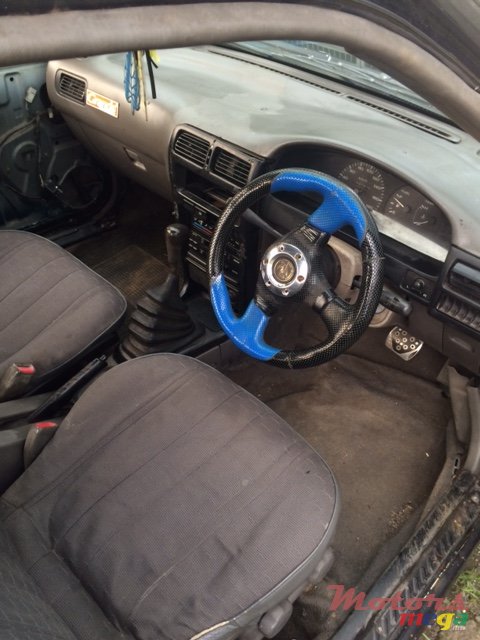 1992' Nissan Sunny photo #2