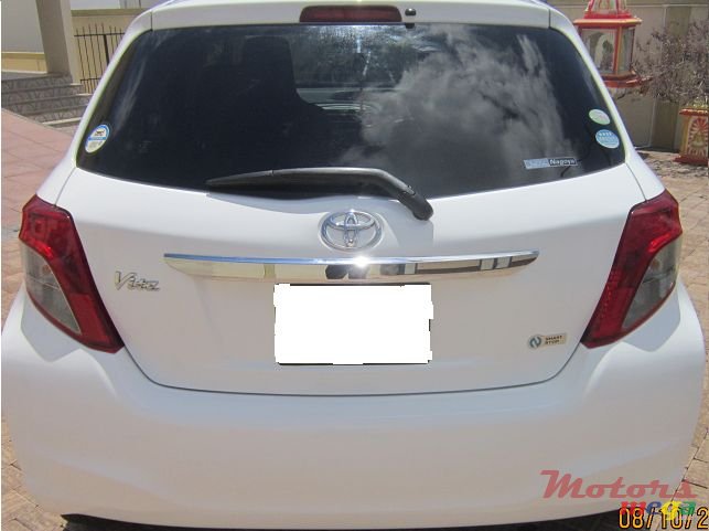 2011' Toyota Vitz 1.3SMARTSTOP photo #2