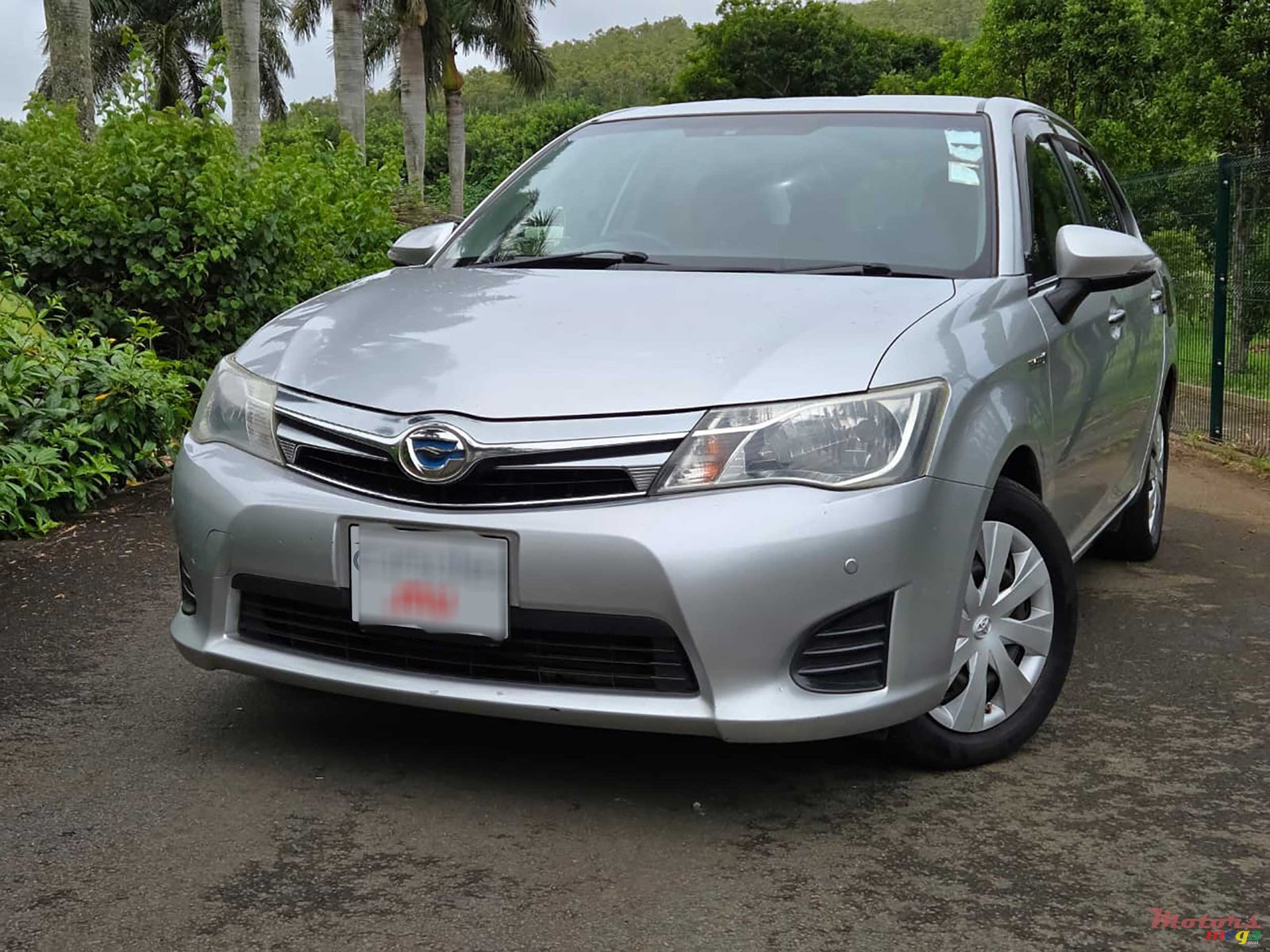 2013' Toyota Axio 1.5 Hybrid photo #1