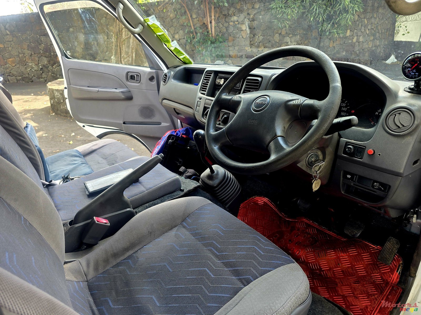 2004' Isuzu Como - Nissan Nv350 photo #4