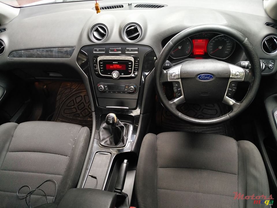 2012' Ford Mondeo Saloon photo #5
