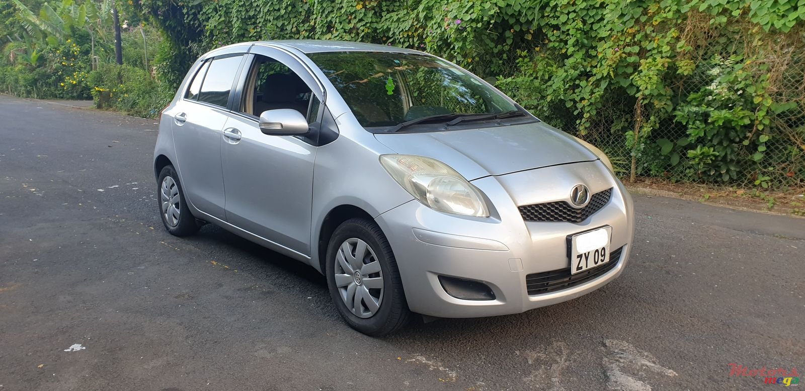 2009' Toyota Vitz photo #1