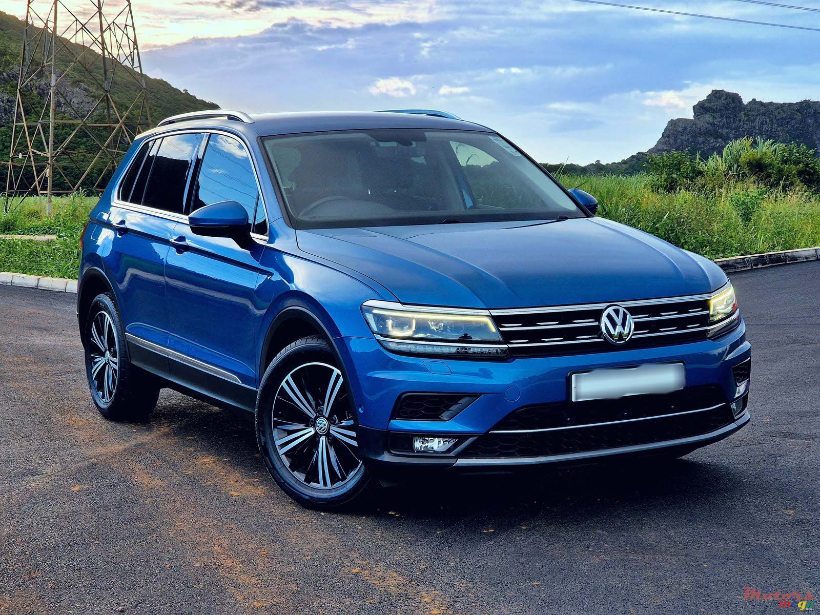 2019' Volkswagen Tiguan photo #1