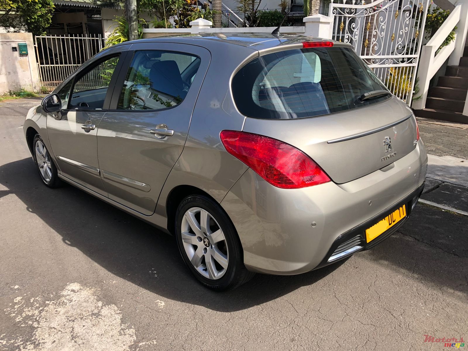 2011' Peugeot 308 photo #2
