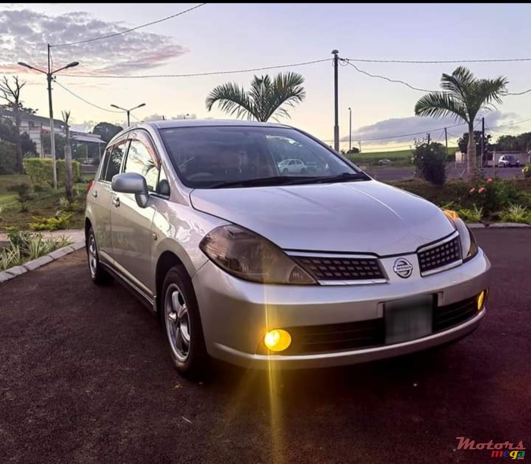 2005' Nissan Tiida photo #2