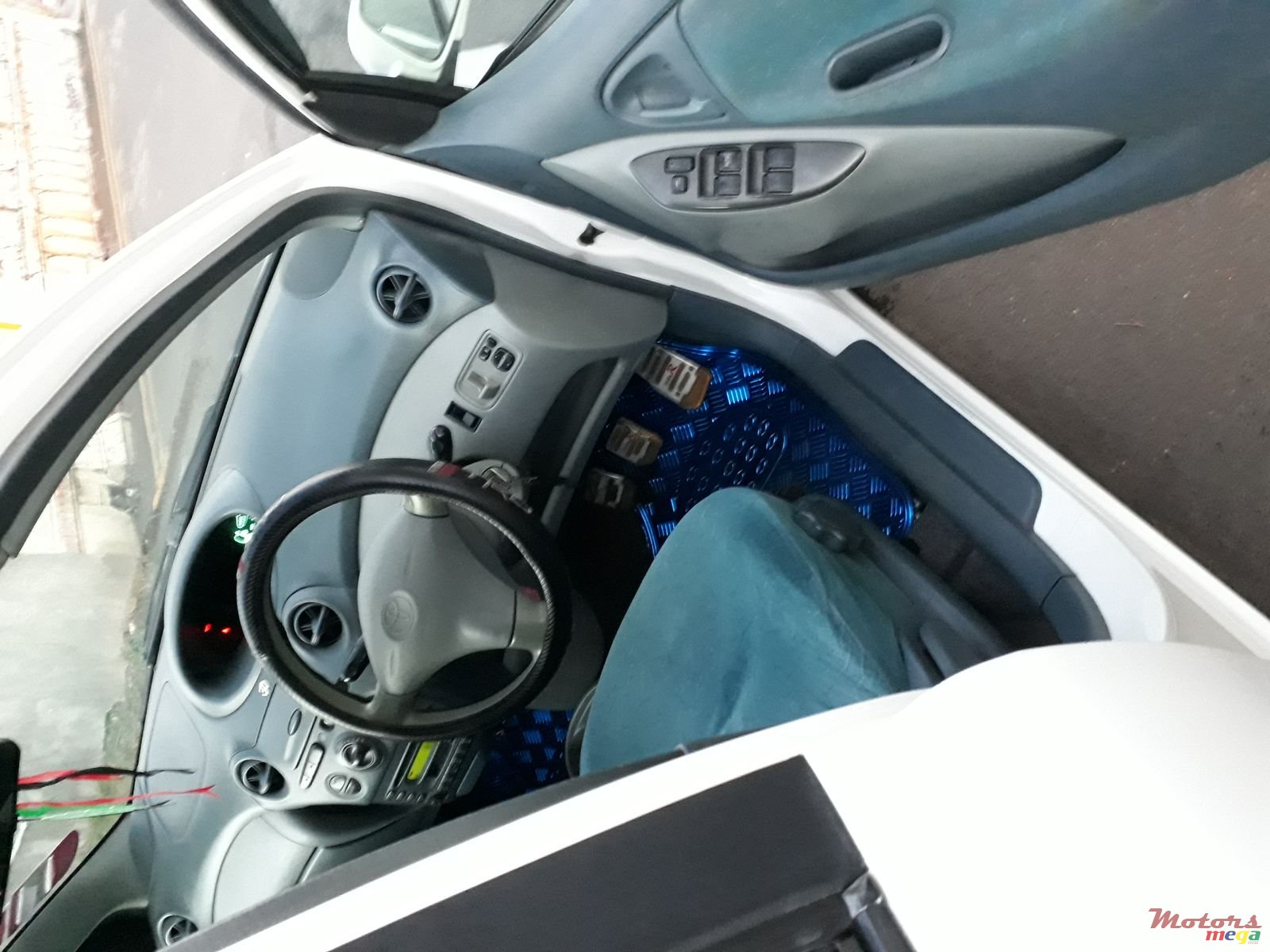 1999' Toyota Vitz photo #6