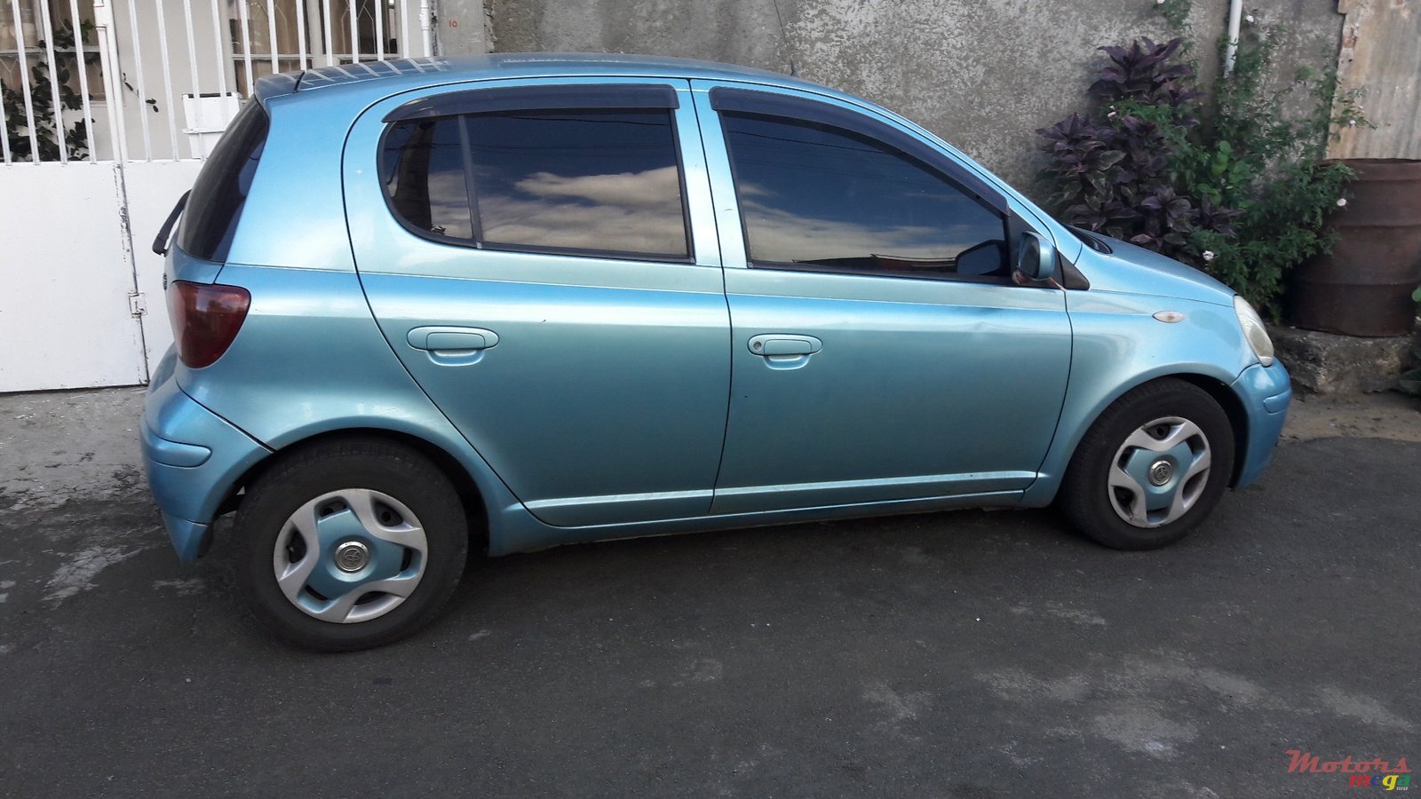 2002' Toyota Vitz photo #1